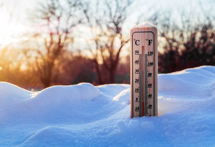 雪中温度计显示春前零温度